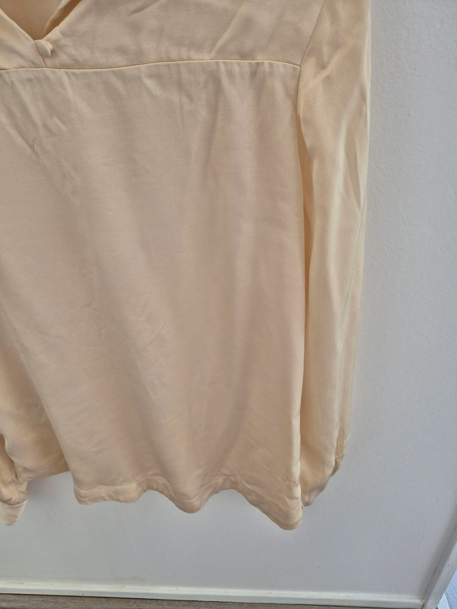 H&M crèmekleurige satijnlook blouse met knoopjes 36 S  – photo 9